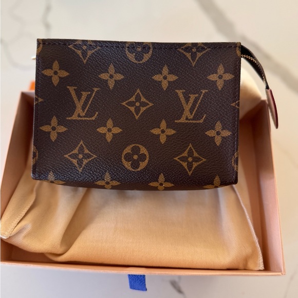 Louis Vuitton monogram toiletry pouch - Picture 4 of 9